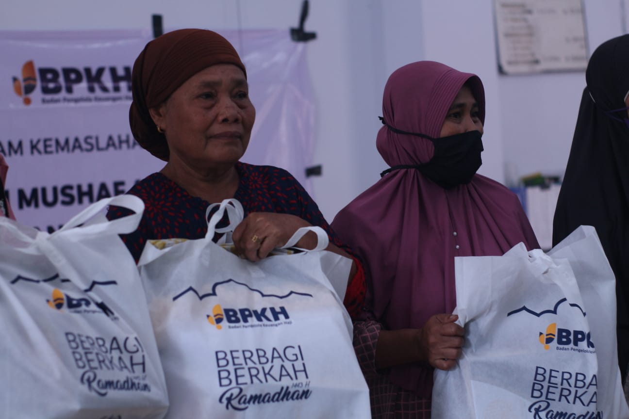 BPKH – LAZISNU Berbagi Mushaf Al-Quran dan Bingkisan Ramadhan di Maluku Utara