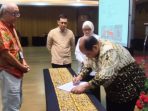 Badan Nasional Sertifikasi Profesi (BNSP) telah melaksanakan penandatanganan Surat Perjanjian Swakelola Program Sertifikasi Kompetensi Kerja (PSKK) di Grand Mercure Hotel Yogyakarta (22/5/24). (Doc.BNSP)