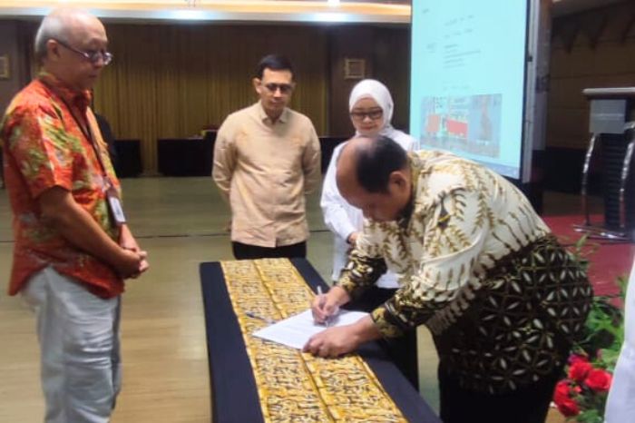 Badan Nasional Sertifikasi Profesi (BNSP) telah melaksanakan penandatanganan Surat Perjanjian Swakelola Program Sertifikasi Kompetensi Kerja (PSKK) di Grand Mercure Hotel Yogyakarta (22/5/24). (Doc.BNSP)