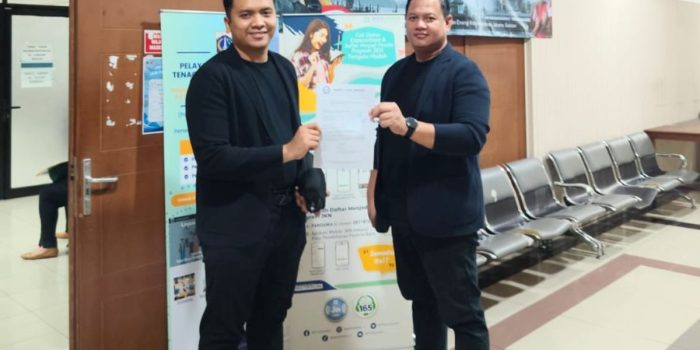 Kuasa hukum DPS menunjukkan salinan surat permohonan mediasi tripartit yang akan diajukan ke Dinas Ketenagakerjaan Kota Jakarta Selatan, terkait sengketa PHK antara DPS dan PT NIL, Kamis (20/8/2026). (Foto: Dok. Kuasa Hukum DPS)